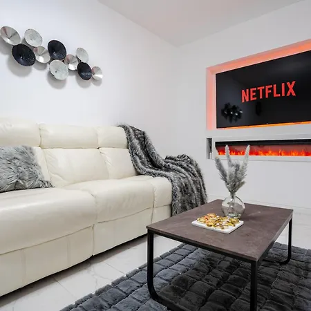 Holiday home Luxury 5 Bed Near Etihad And Coop Live