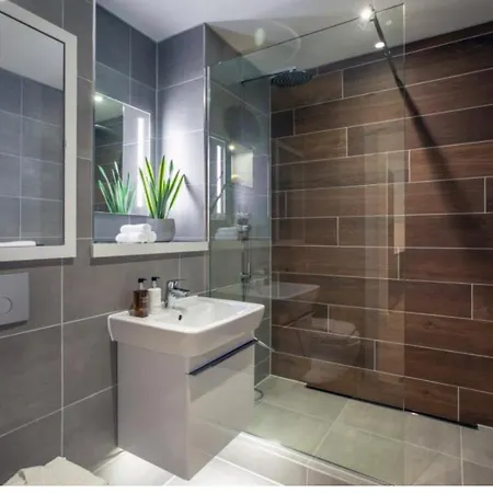 Away Luxury Two Bedroom Shared With En-suite And A Private Bathroom Homestay *