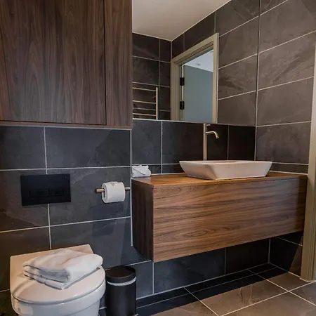 Daire Tranquil Luxury Suite I 2Br I City Views I Sleeps 4