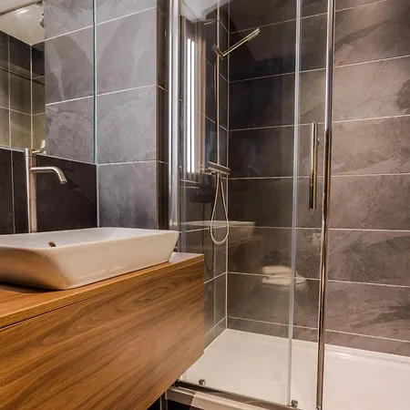 Tranquil Luxury Suite I 2Br I City Views I Sleeps 4 Daire *