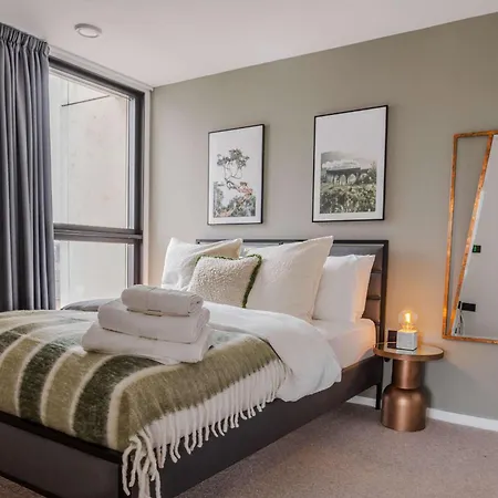Daire Tranquil Luxury Suite I 2Br I City Views I Sleeps 4 *