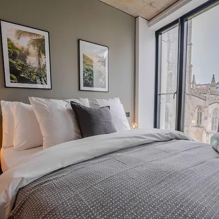 Tranquil Luxury Suite I 2Br I City Views I Sleeps 4 Daire