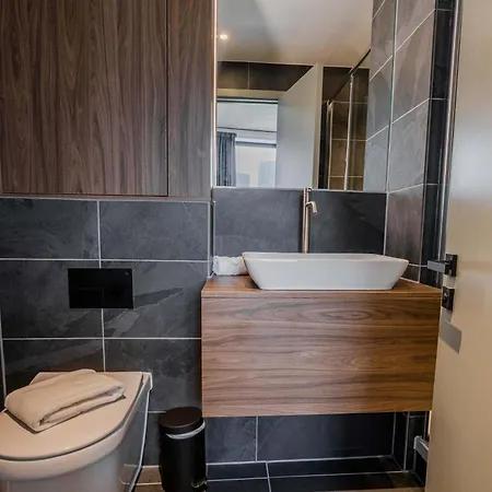 Tranquil Luxury Suite I 2Br I City Views I Sleeps 4 Daire *