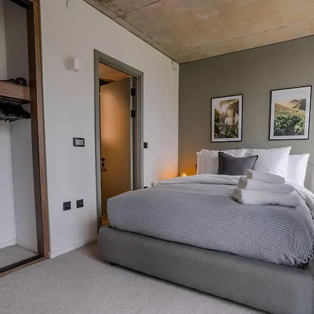 Tranquil Luxury Suite I 2Br I City Views I Sleeps 4 *
