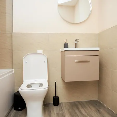 Deluxe And Cozy Two Bedroom With 1 Bathroom And Open Balcony דירה מנצ'סטר