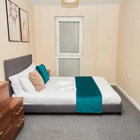 Deluxe And Cozy Two Bedroom With 1 Bathroom And Open Balcony *