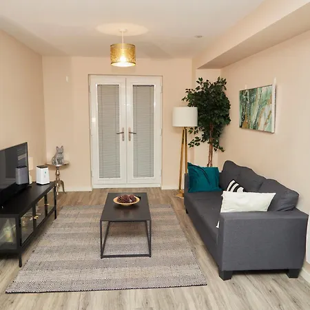Deluxe And Cozy Two Bedroom With 1 Bathroom And Open Balcony Apartment *