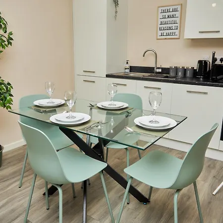 Deluxe And Cozy Two Bedroom With 1 Bathroom And Open Balcony * Manchester