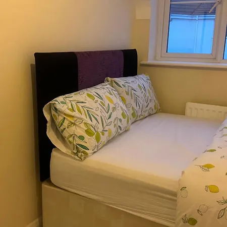 Komegloba Mega Room, Moston Station Апартаменты Манчестер