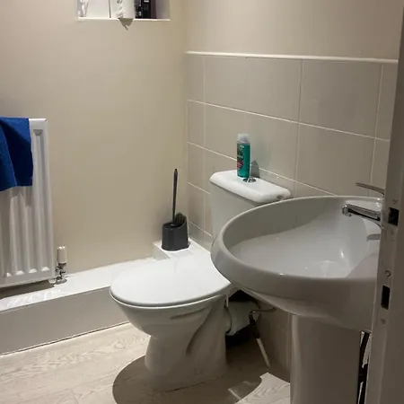 Komegloba Mega Room, Moston Station * Манчестер