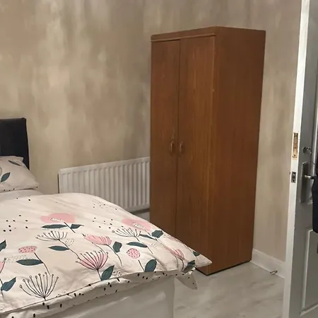 Апартаменты Komegloba Mega Room, Moston Station Манчестер