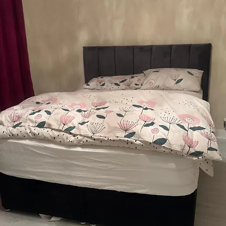 Komegloba Mega Room, Moston Station * Манчестер