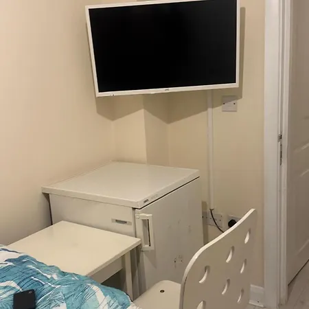 Komegloba Mega Room, Moston Station * Манчестер