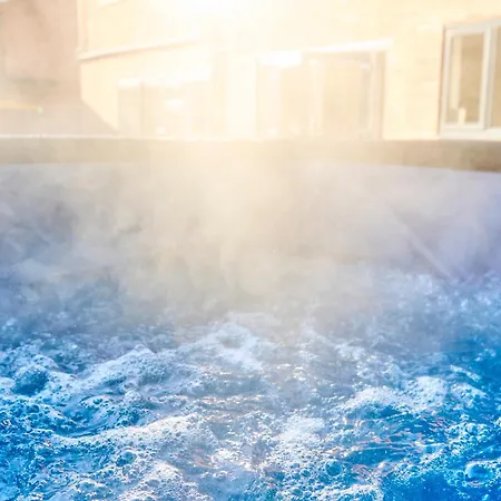 Chic Family With Garden Fire Pit & Event Space, Hot Tub Holiday home