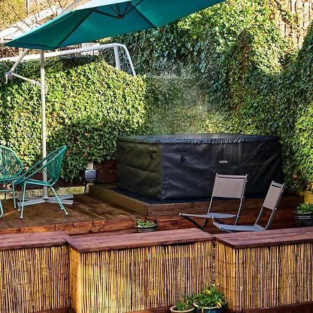 Chic Family Home With Garden Fire Pit & Event Space, Hot Tub Holiday home Manchester