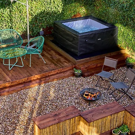 Chic Family Home With Garden Fire Pit & Event Space, Hot Tub Holiday home Manchester