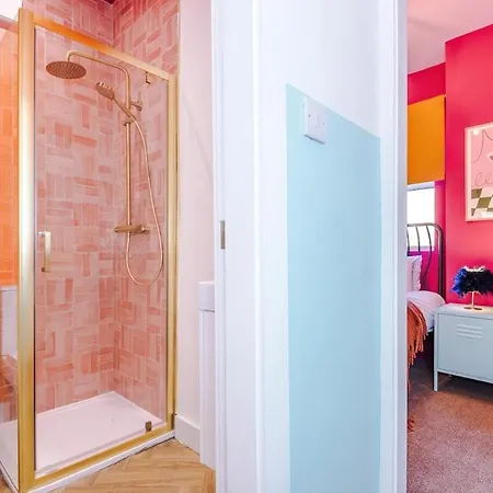 6-bed Funky Getaway Unique Vibes Holiday home *