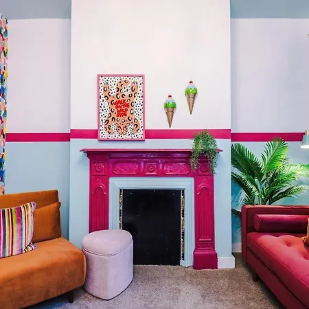 6-bed Funky Getaway Unique Vibes