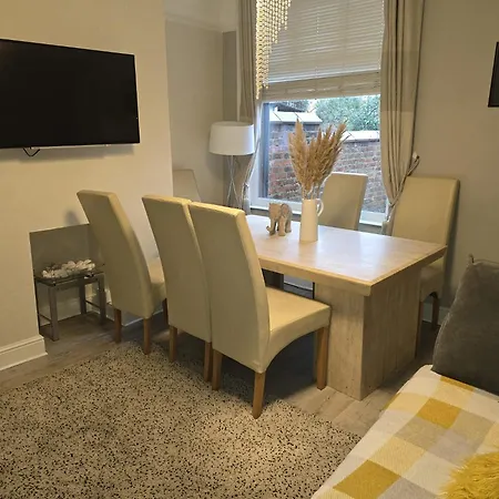 Tomelle Luxury -5 Beds-near Etihad Stadium- Coop Live-high Speed Wifi & Free Parking Tatil Evi