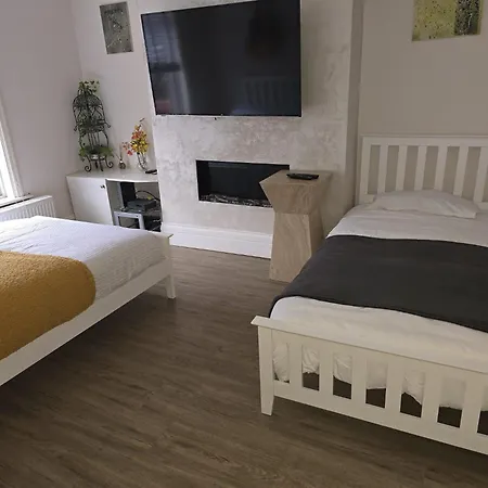 Tomelle Luxury -5 Beds-near Etihad Stadium- Coop Live-high Speed Wifi & Free Parking Tatil Evi *