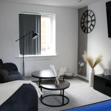 3 Bedroom House Close To Centre Free Parking