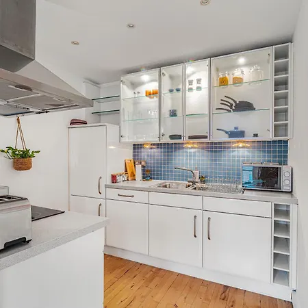 Central Studio Apartment *