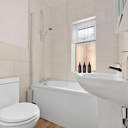 Luxury 4-bed Perfect For Contractors & Families W Free Parking Holiday home