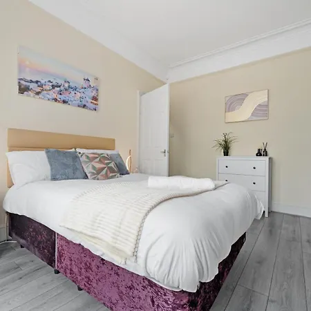 Luxury 4-bed Perfect For Contractors & Families W Free Parking Holiday home *