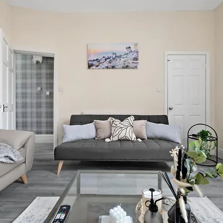 Holiday home Luxury 4-bed Perfect For Contractors & Families W Free Parking *