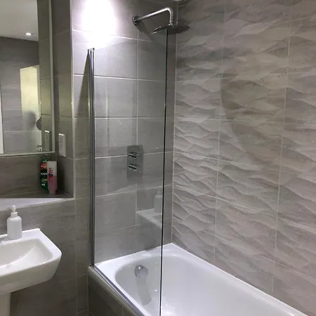 Trafford Free Parking Apartment