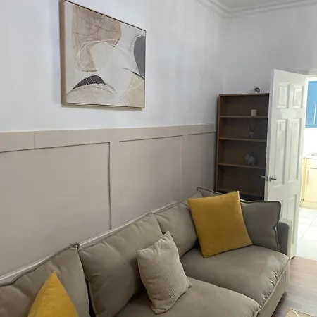 Holiday home Spacious 2-bed Near Etihad-games Room-free Parking *