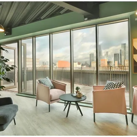 בית אירוח Away Luxury Two Bedroom Shared With En-suite And A Private Bathroom