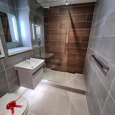 Away Luxury Two Bedroom Shared With En-suite And A Private Bathroom בית אירוח *