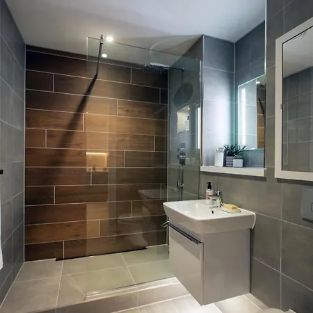 Away Luxury Two Bedroom Shared With En-suite And A Private Bathroom בית אירוח *