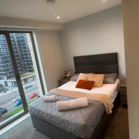 Away Luxury Two Bedroom Shared With En-suite And A Private Bathroom