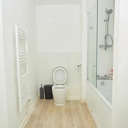 Guest house Luxury Ensuite With Shared Living And Kitchen Manchester