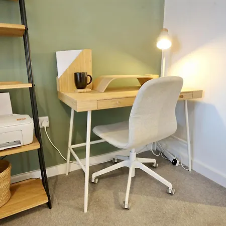 Pass The Keys Northern Qtr Corner Flat With Balcony Views *