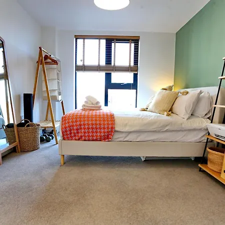 Pass The Keys Northern Qtr Corner Flat With Balcony Views