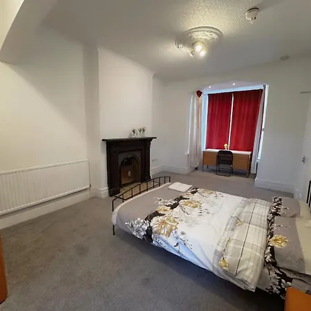 Guest house Double-bedroom In The Heart Of Salford Perfect For Short *