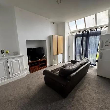 Double-bedroom In The Heart Of Salford Perfect For Short Guest house *