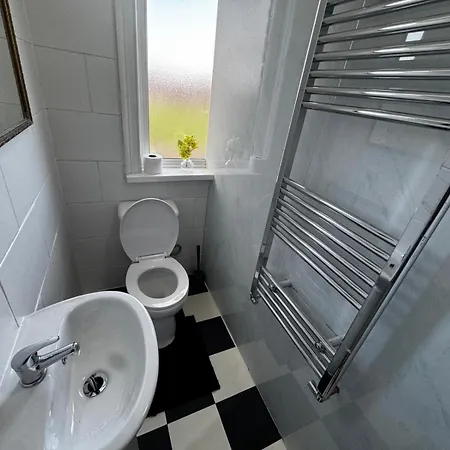 Double-bedroom In The Heart Of Salford Perfect For Short * Manchester