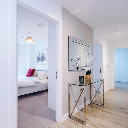 Free Parking, Centre 3bed Apartment, Balcony With Amazing Views, Sleeps 6
