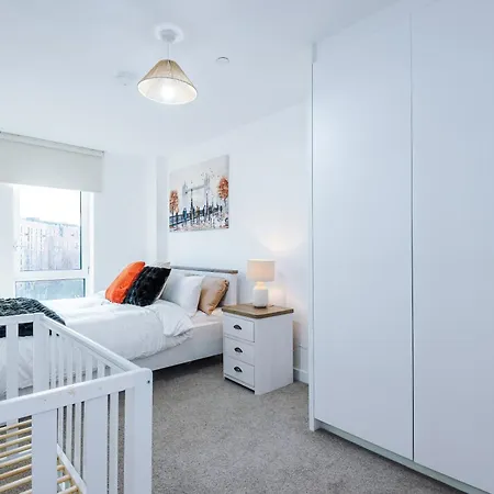 Apartment Free Parking, Centre 3bed Apartment, Balcony With Amazing Views, Sleeps 6 *