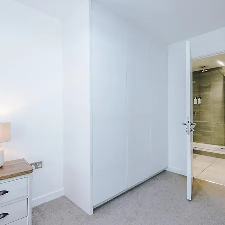 Free Parking, Centre 3bed Apartment, Balcony With Amazing Views, Sleeps 6 *