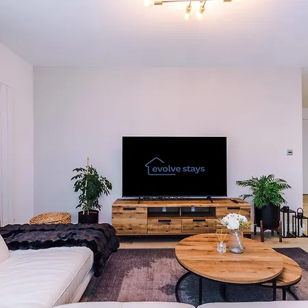 Free Parking, Centre 3bed Apartment, Balcony With Amazing Views, Sleeps 6 Apartment