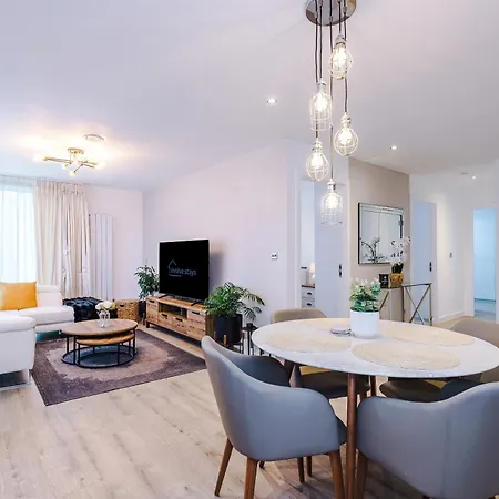 Free Parking, Centre 3bed Apartment, Balcony With Amazing Views, Sleeps 6