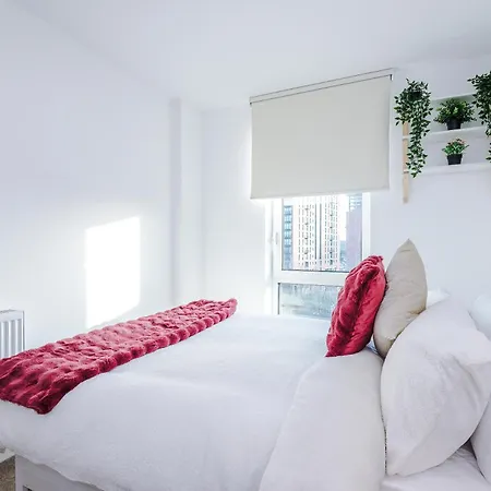 Free Parking, Centre 3bed Apartment, Balcony With Amazing Views, Sleeps 6 Manchester