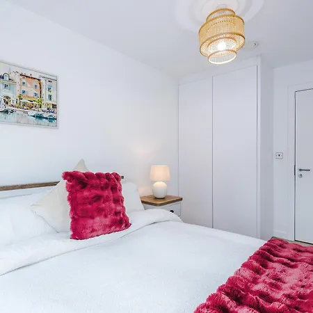 Free Parking, Centre 3bed Apartment, Balcony With Amazing Views, Sleeps 6