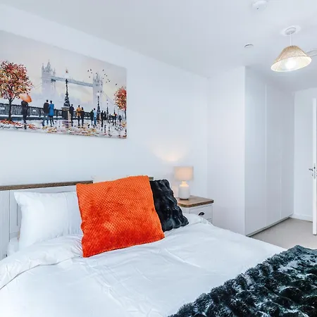 Free Parking, Centre 3bed Apartment, Balcony With Amazing Views, Sleeps 6 Apartment *