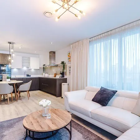 Free Parking, Centre 3bed Apartment, Balcony With Amazing Views, Sleeps 6